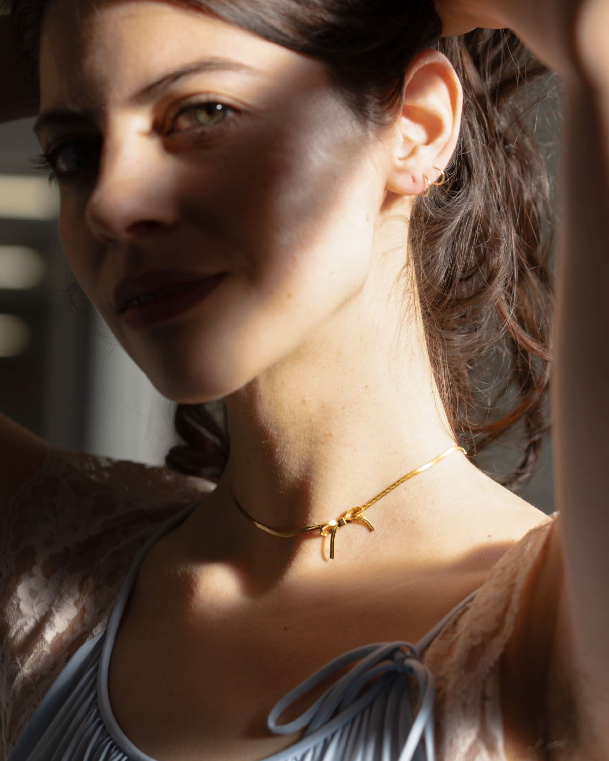 gold bow chocker necklace