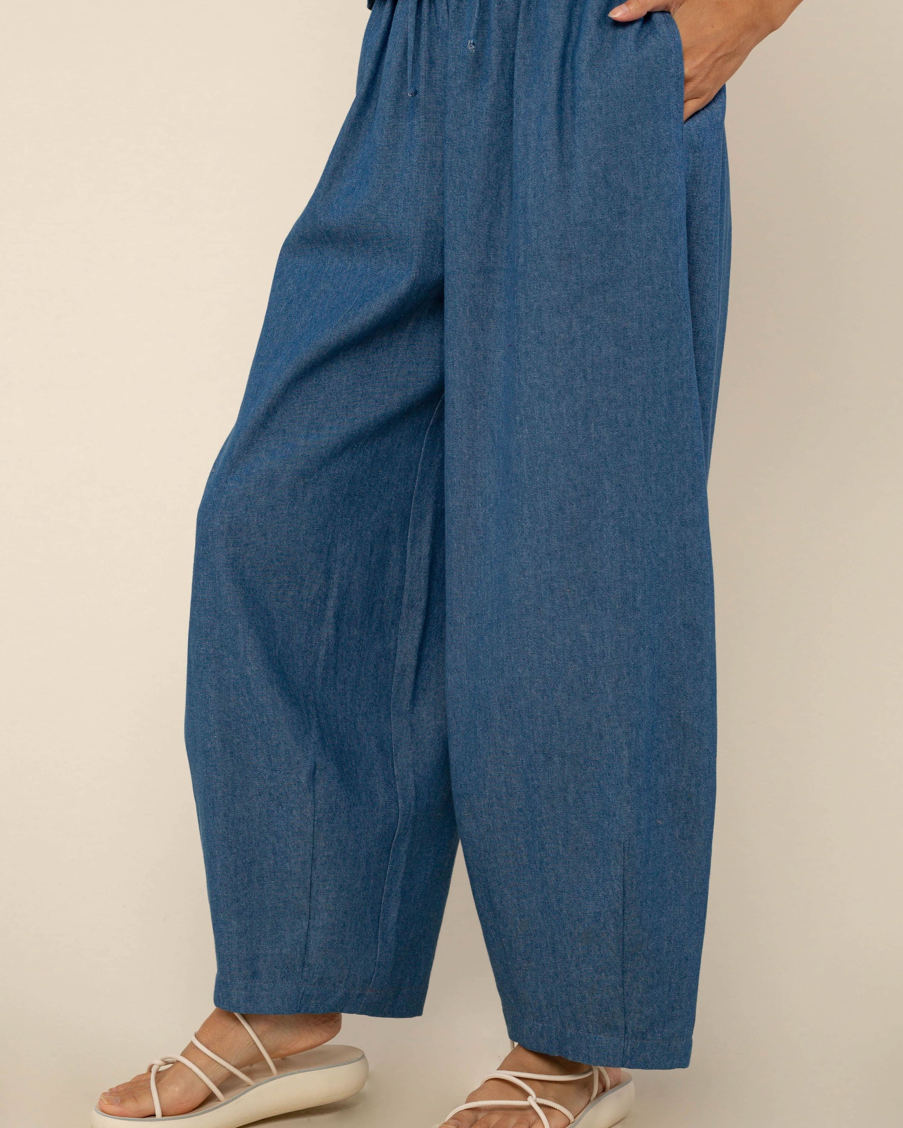 Woman facing away from the camera wearing jeans high waist