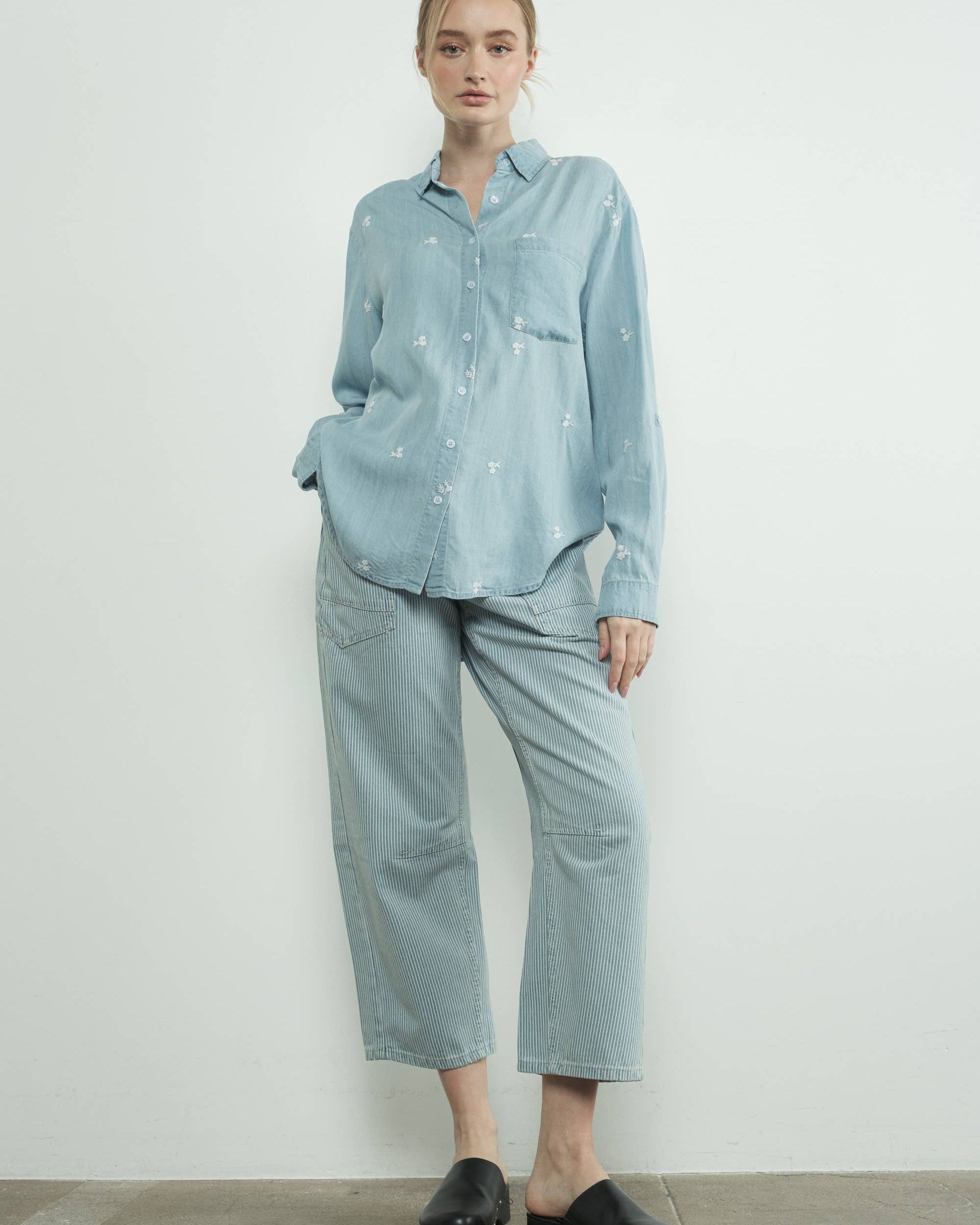 Person wearing a light blue shirt and pants Waist eyelet -Corded drawstrings -Cropped