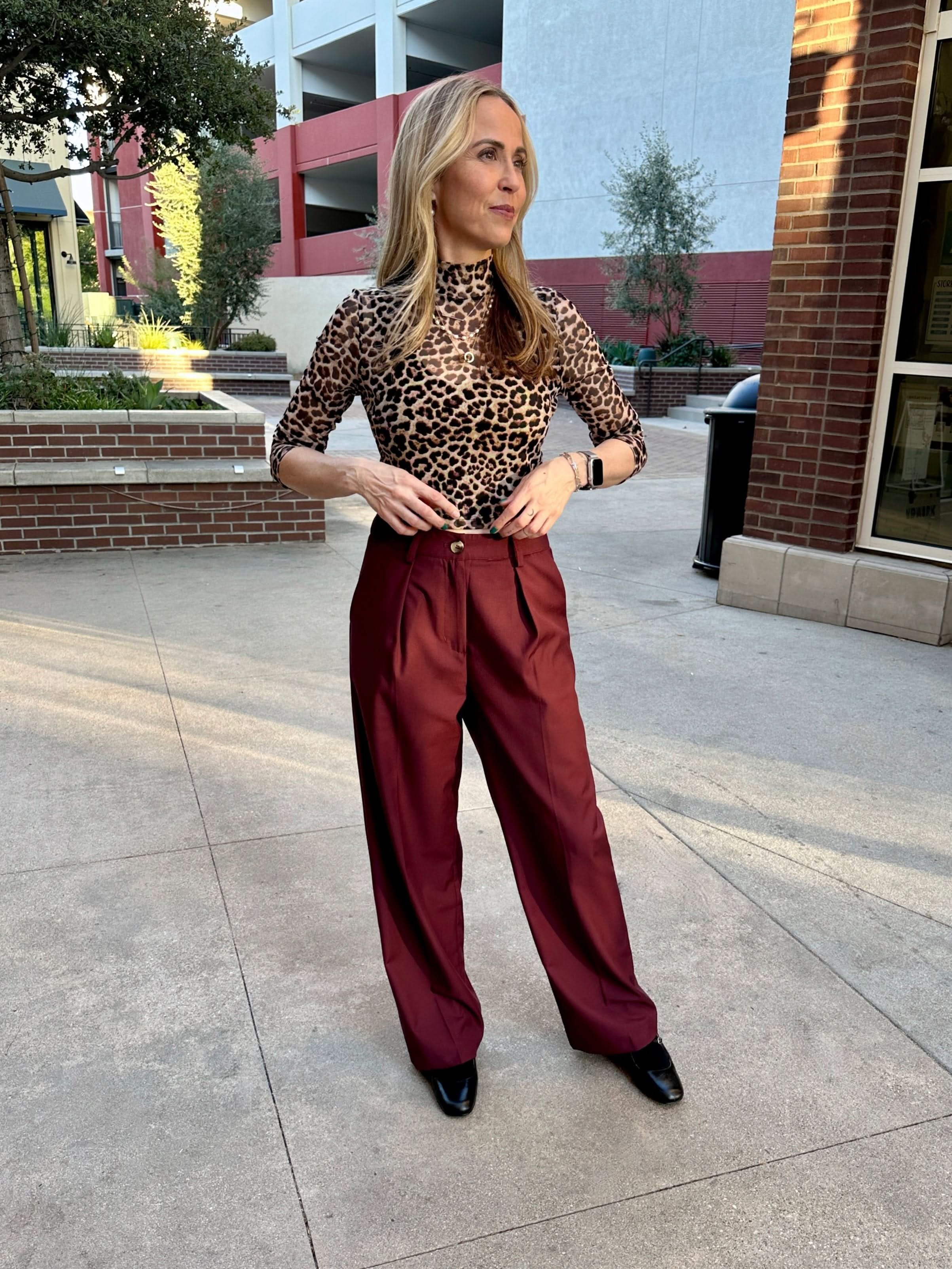 Woman wearing a lred Mid-rise wide leg trouser.