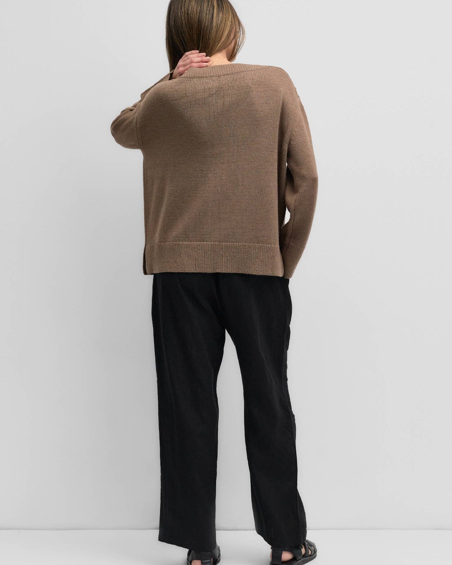 wide sleeves for extra comfort. Style it with your favorite pair of denim for a laid-back