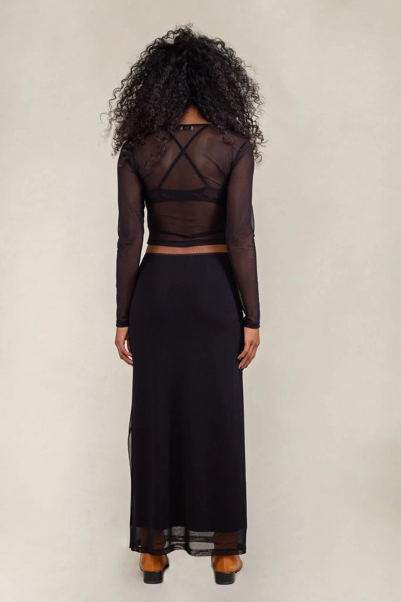 Person wearing Bla skirt set back side