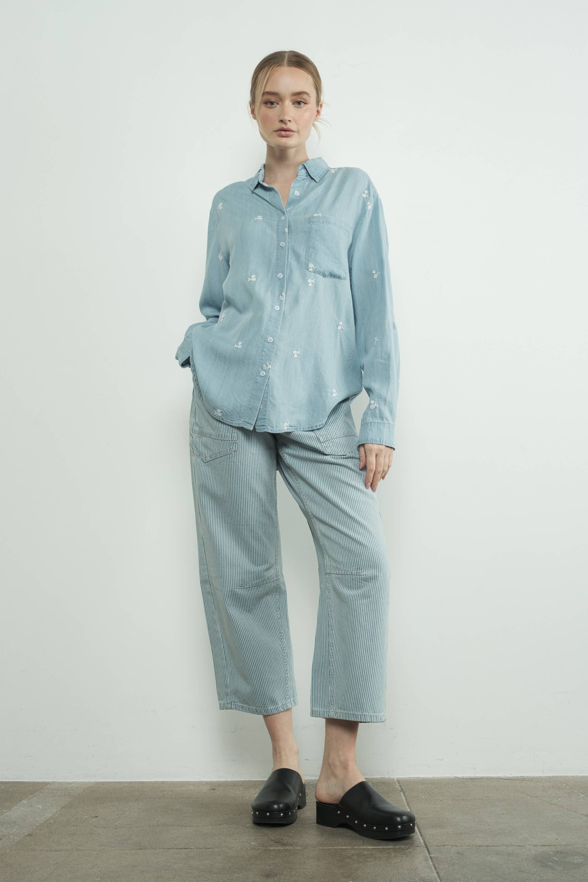 Person wearing a light blue shirt and pants Waist eyelet -Corded drawstrings -Cropped