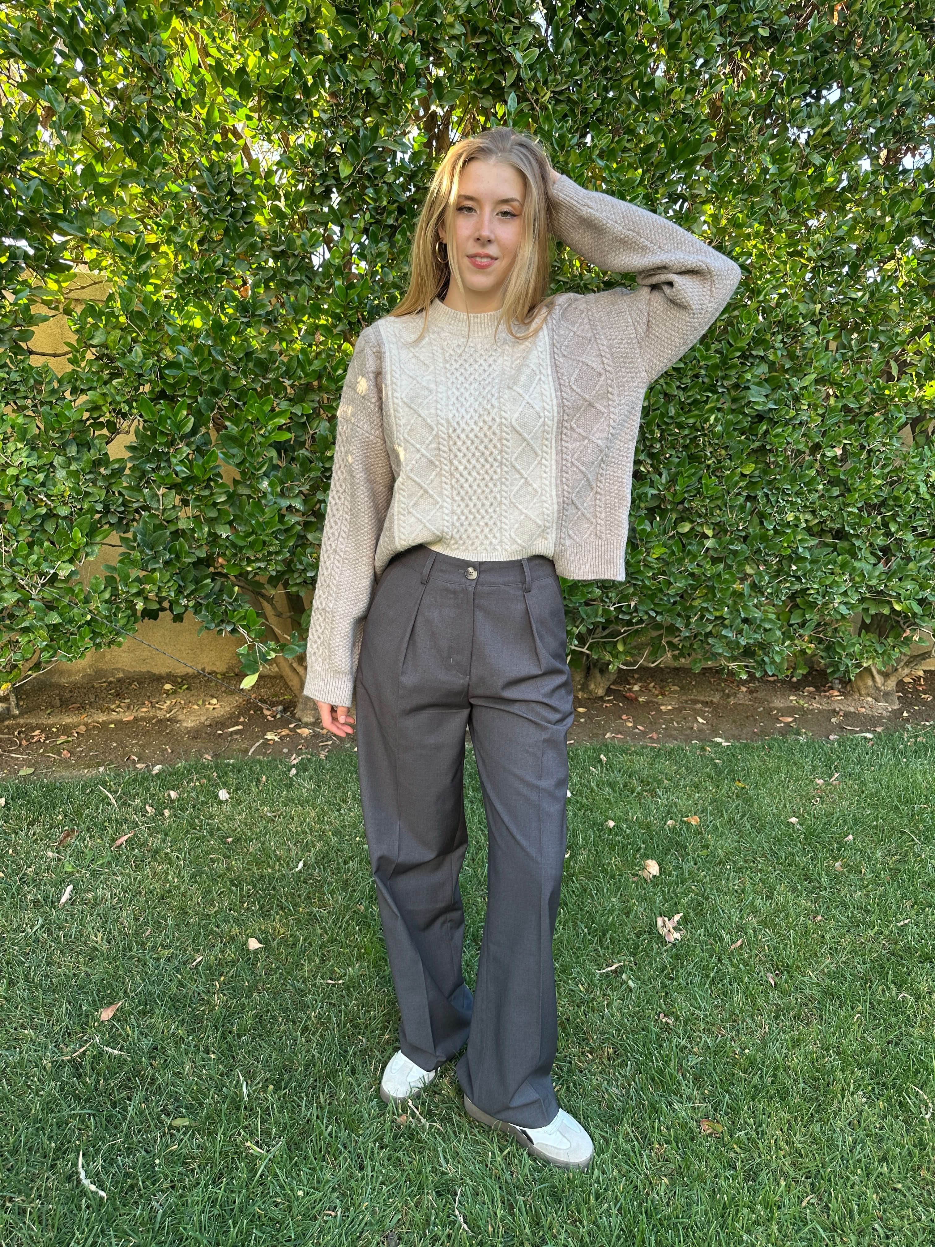 Mid-rise wide-leg trouser with front pleat detail and comfortable side pocket