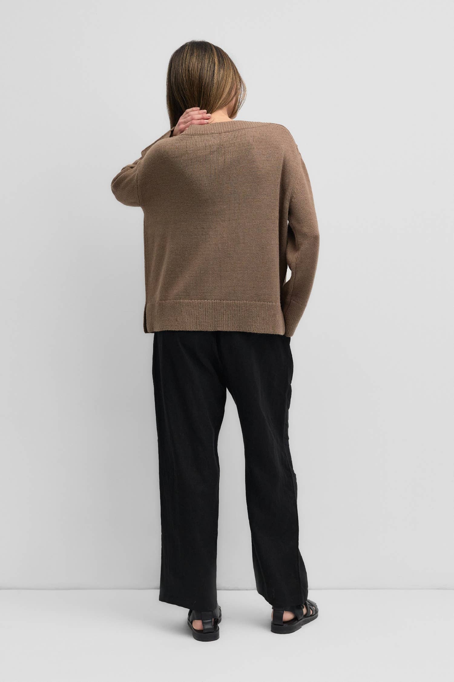 wide sleeves for extra comfort. Style it with your favorite pair of denim for a laid-back