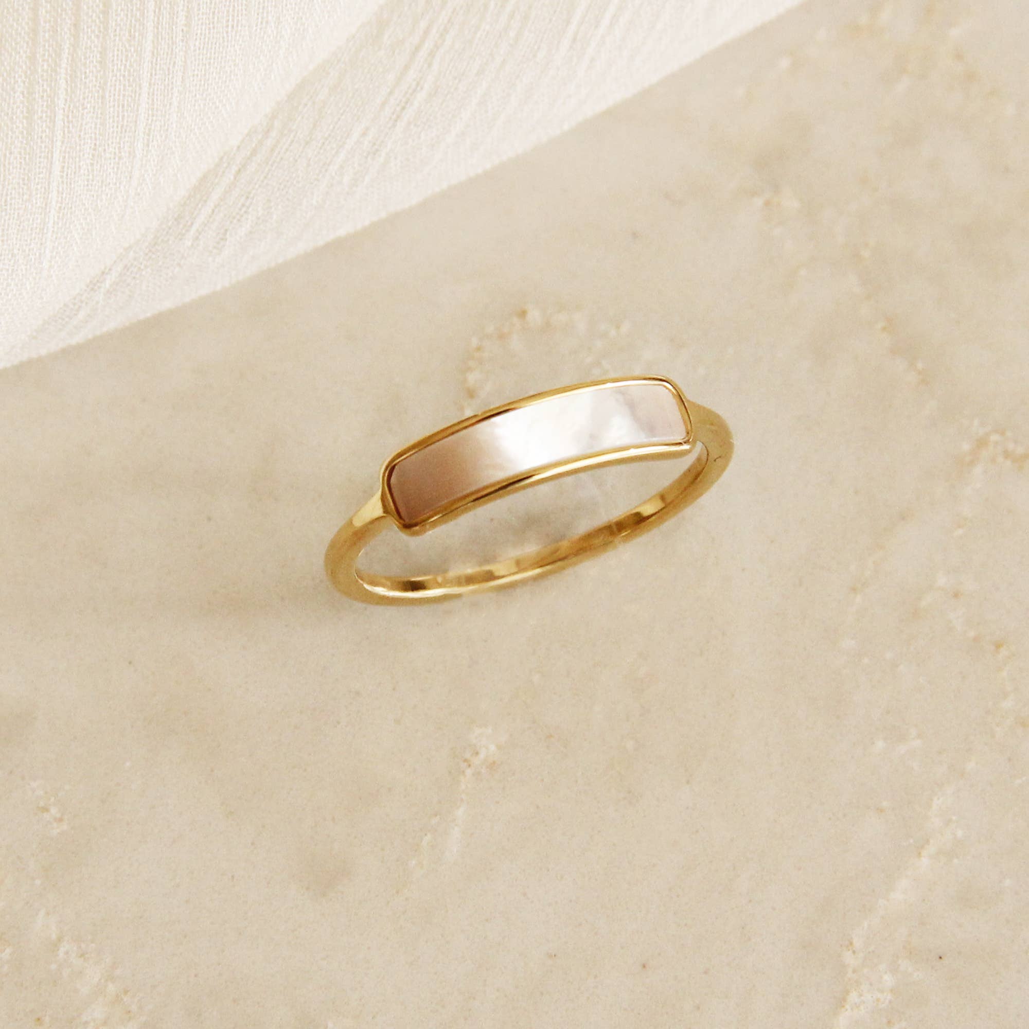 Gold ring with bar shaped pearl 