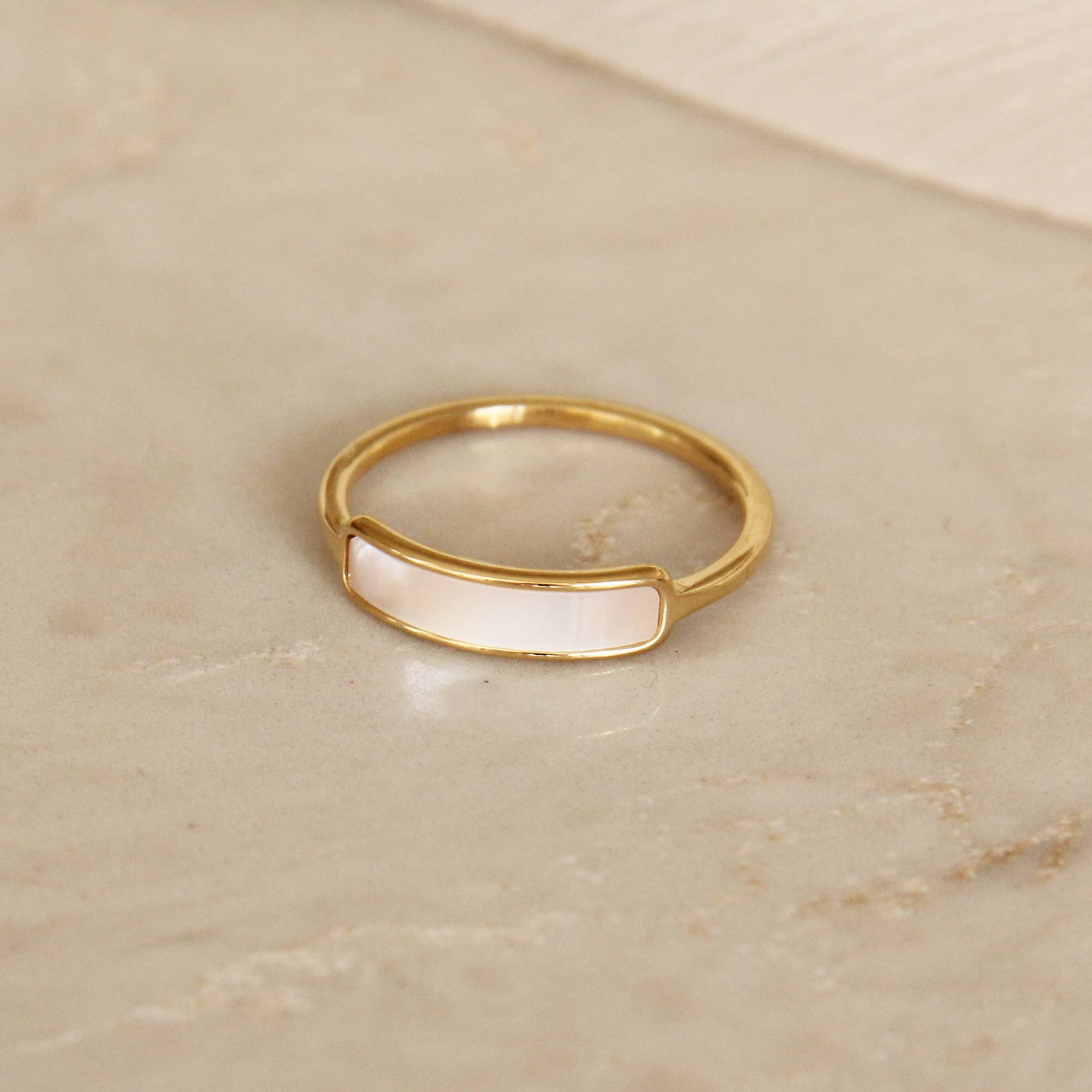 Ring with bar shaped pearl 